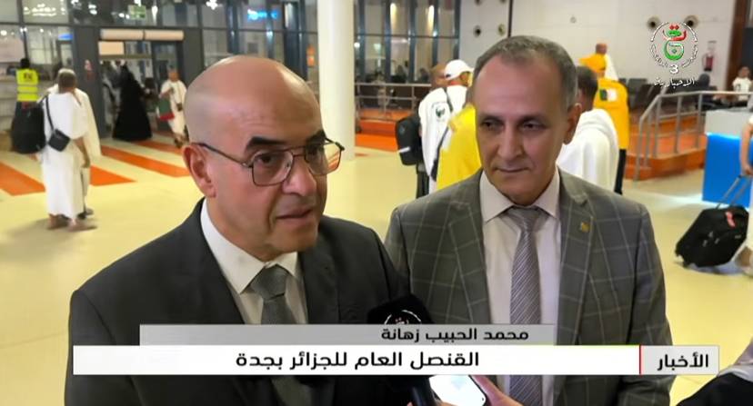 The Consul General receives the first group of Algerian pilgrims arriving at Jeddah Airport