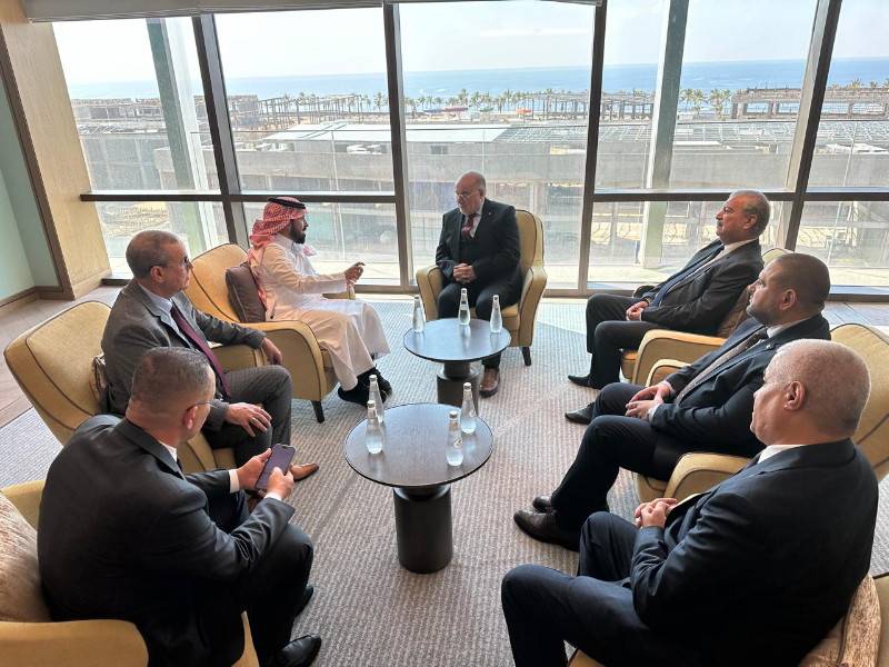 Le consul général assiste à la réunion de Son Excellence le ministre des Affaires religieuses et des Waqfs avec l'ingénieur Abdul Mohsen Al-Salem, conseiller du ministre saoudien du Hajj et de la Omra, chef du centre de gestion de la stratégie et de la pe