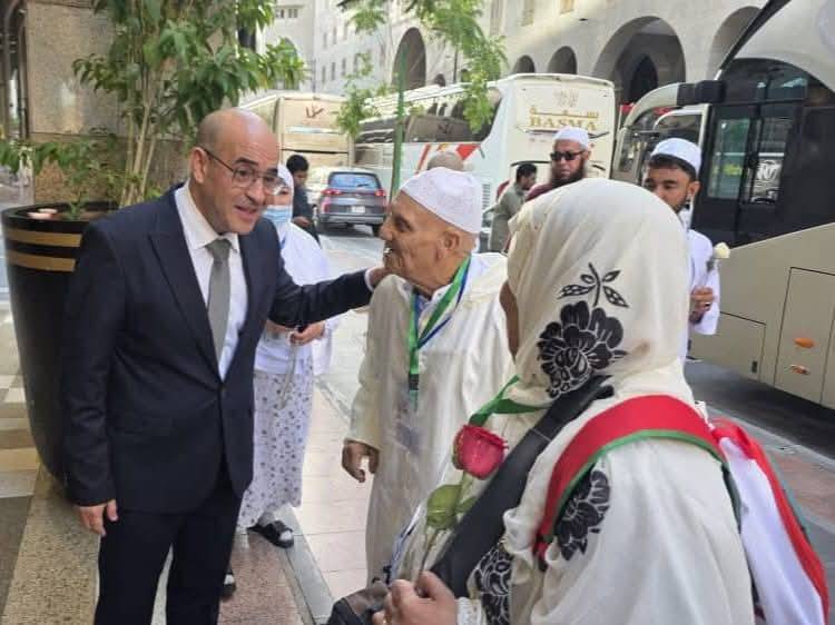 The Consul General receives the first group of Algerian pilgrims in Medina